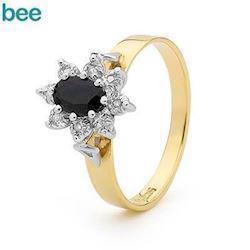 Image of Guld fingerring, blomst af mørk safir og 8 stk 0,005 ct diamanter